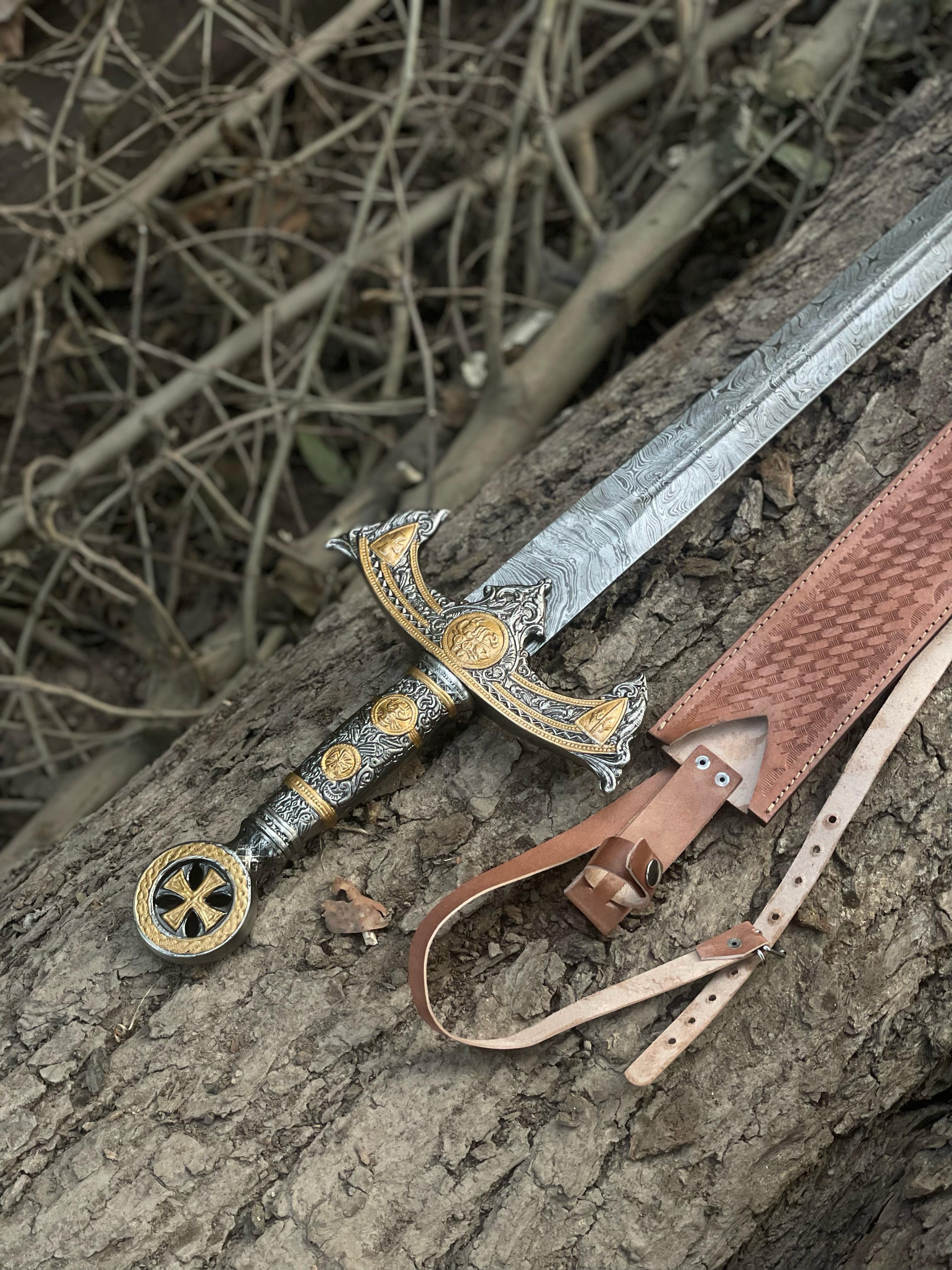 Medieval Crusader Sword – Damascus Steel Collectible