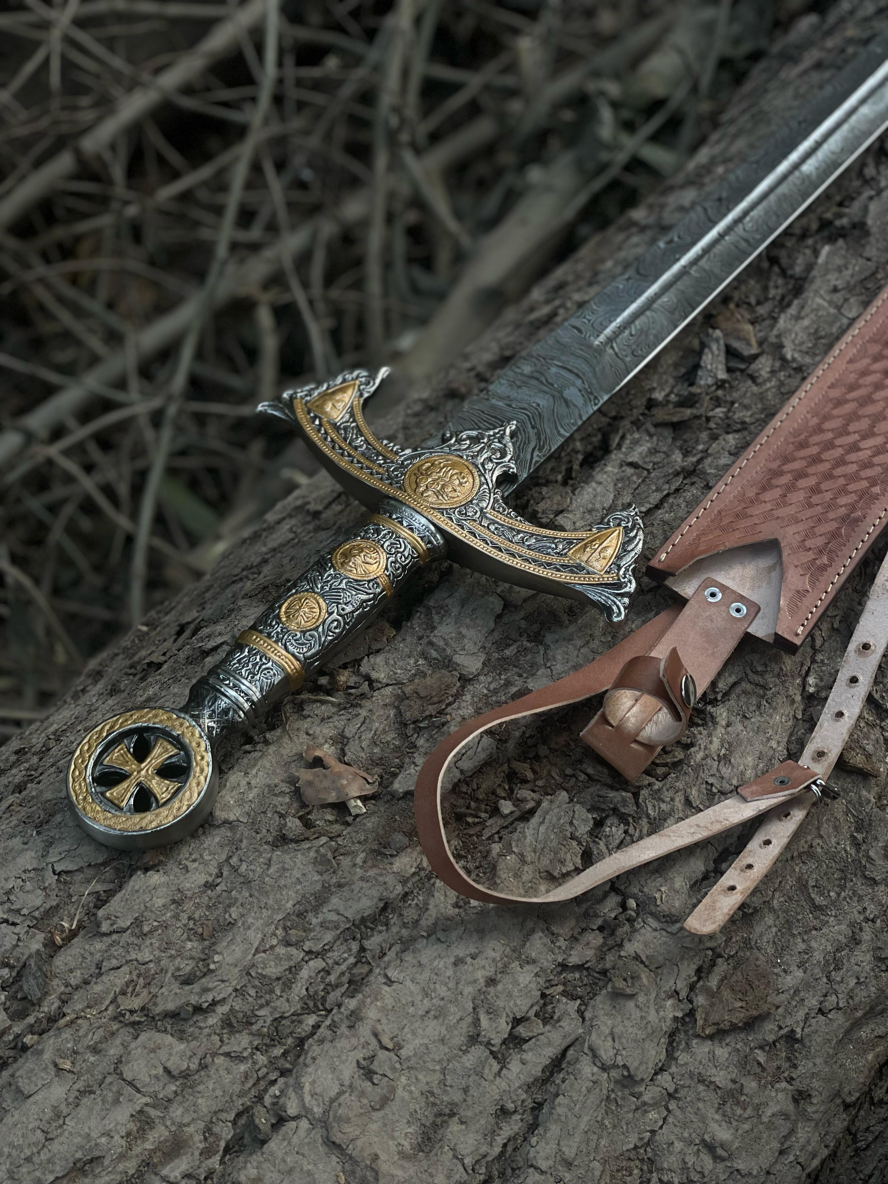 Medieval Crusader Sword – Damascus Steel Collectible