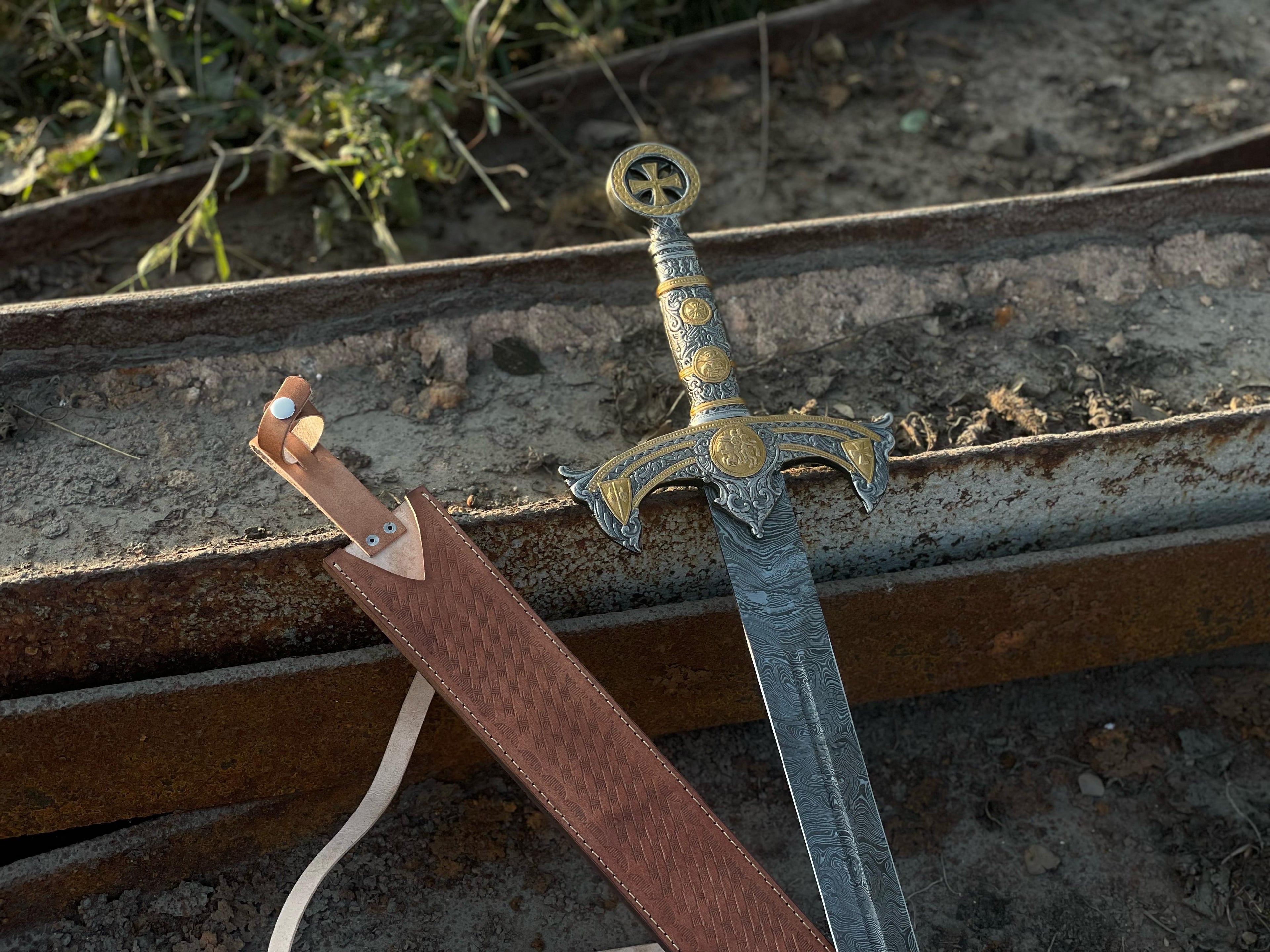 Medieval Crusader Sword – Damascus Steel Collectible