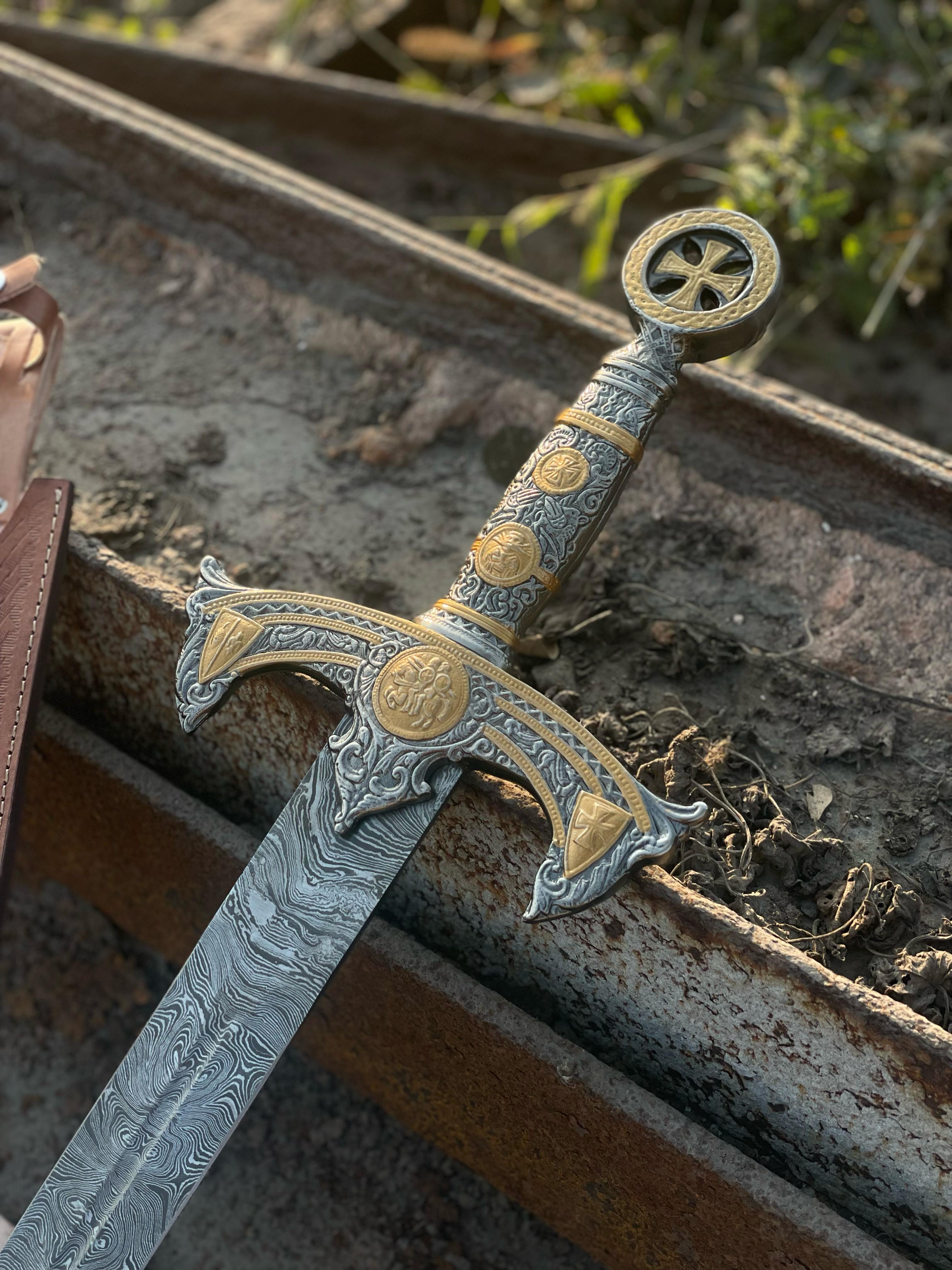 Medieval Crusader Sword – Damascus Steel Collectible