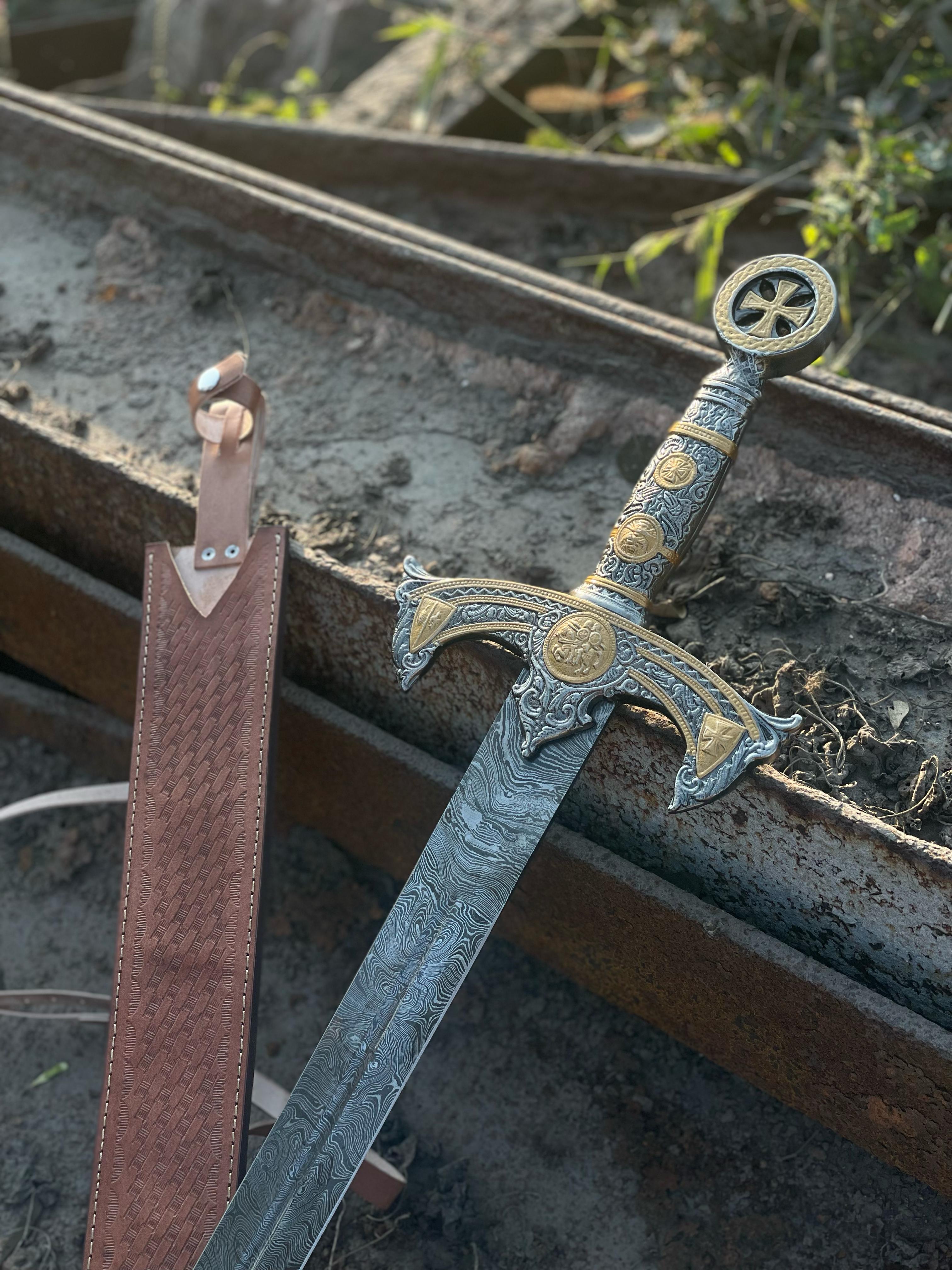 Medieval Crusader Sword – Damascus Steel Collectible